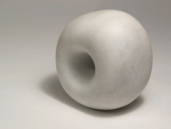 Witte marmeren stenen beeldhouwwerk — Stockfoto