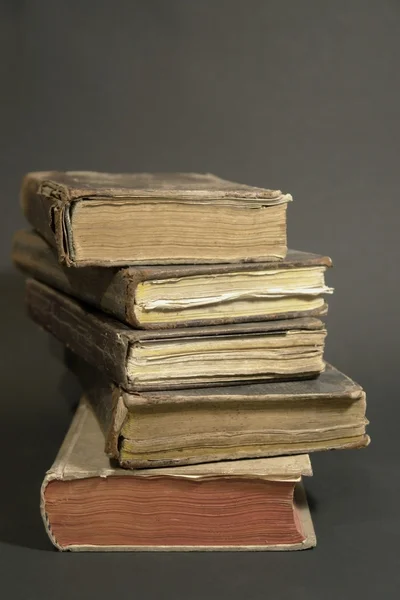 Стопка исторических книг — стоковое фото