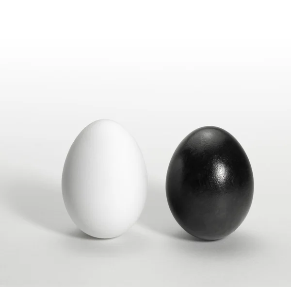 Svarta och vita ägg — Stockfoto