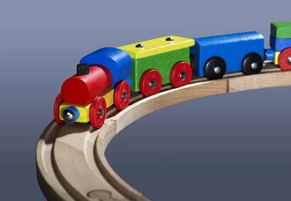Barevné dřevěné hračky vlak na kolejích — Stock fotografie