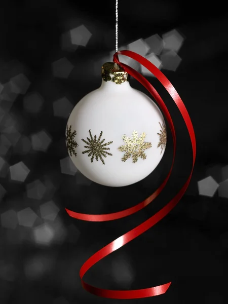 Bola blanca de Navidad en la espalda oscura — Foto de Stock