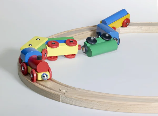 Авария деревянного игрушечного поезда — стоковое фото