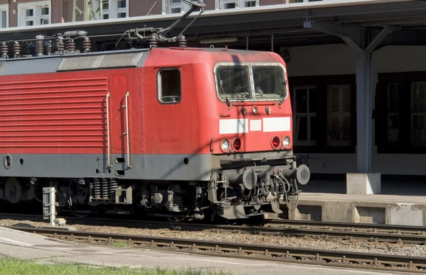 Trem vermelho em ambiente ensolarado — Fotografia de Stock