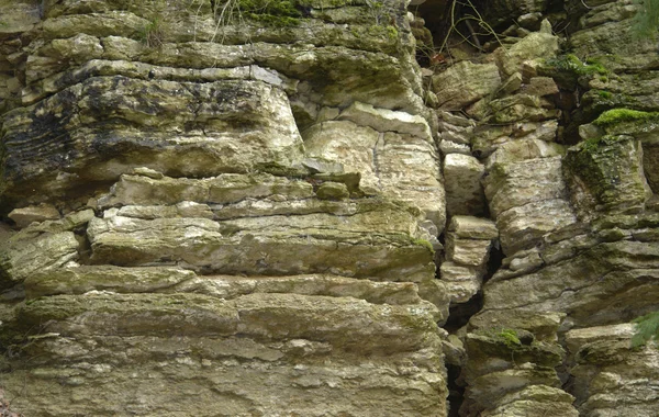 Formazione rocciosa muschiosa — Foto Stock