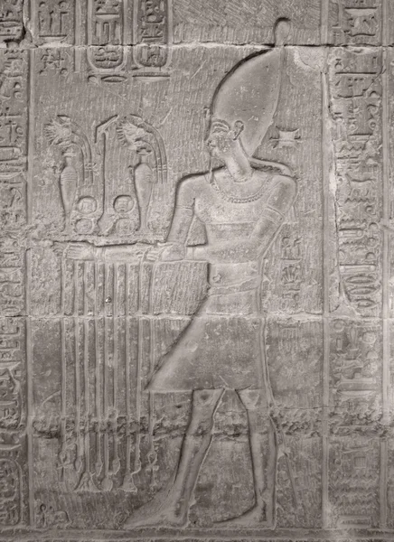 Antico rilievo in pietra che mostra Pharao — Foto Stock