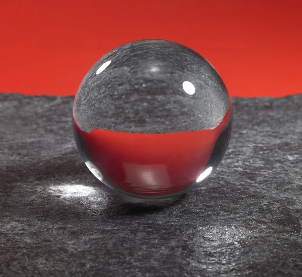 Kryształowej kuli na powierzchni kamienia — Zdjęcie stockowe