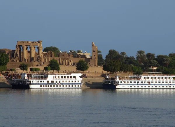 Ships in front of Kom Ombo — Stock Photo, Image