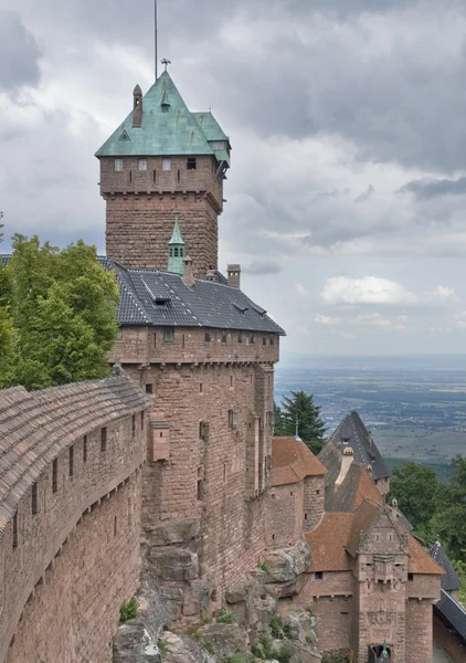 Castello di Haut-Koenigsbourg in un ambiente tempestoso — Foto Stock