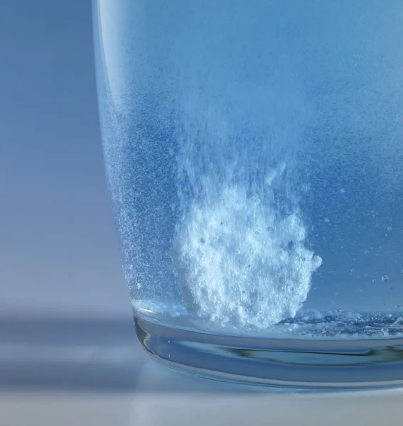 Tabletka musująca w szklance wody — Zdjęcie stockowe