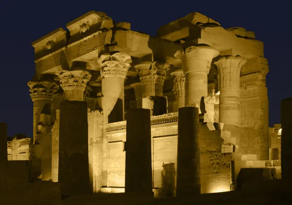 エジプトで照らされた寺院 — Stockfoto