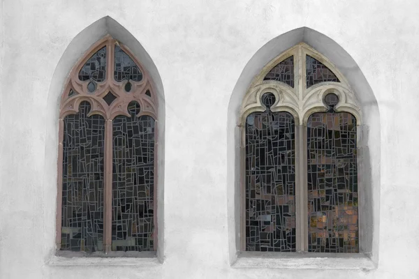 Старые окна церкви — стоковое фото