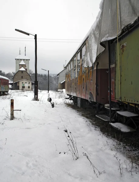 Vecchi vagoni ferroviari e stazione — Foto Stock
