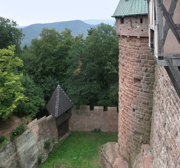 Binnenplaats van het kasteel haut-koenigsbourg — Stockfoto