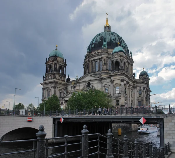 Berlijn kathedraal en de rivier spree — Stockfoto