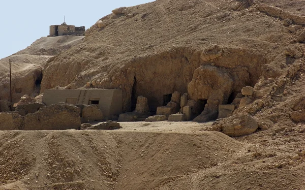 Graver hogd ut i fjellet i Egypt – stockfoto