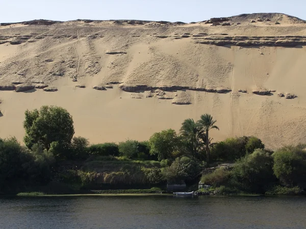 Litorale soleggiato del Nilo vicino Assuan — Foto Stock