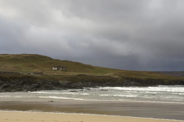 Σπίτι στην ακτή με καταιγιδοφόρο νέφος — Φωτογραφία Αρχείου