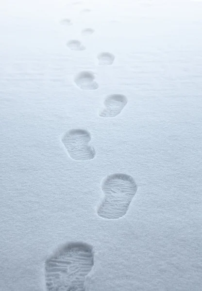 Stiefelspuren im Schnee — Stockfoto