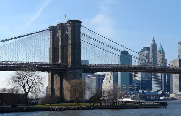 Brooklyn bridge i Nowy Jork — Zdjęcie stockowe