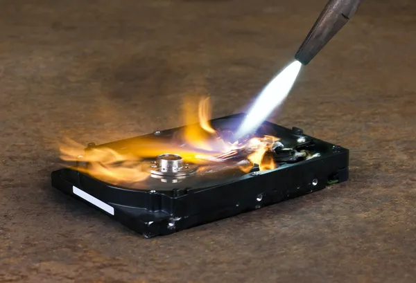 Сварочная горелка и жесткий диск — стоковое фото