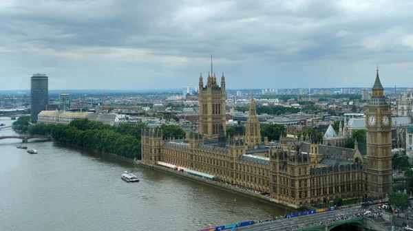 Husen i parlamentet och london city — Stockfoto