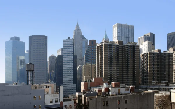 Güneşli bir ortam içinde New york skyline — Stok fotoğraf