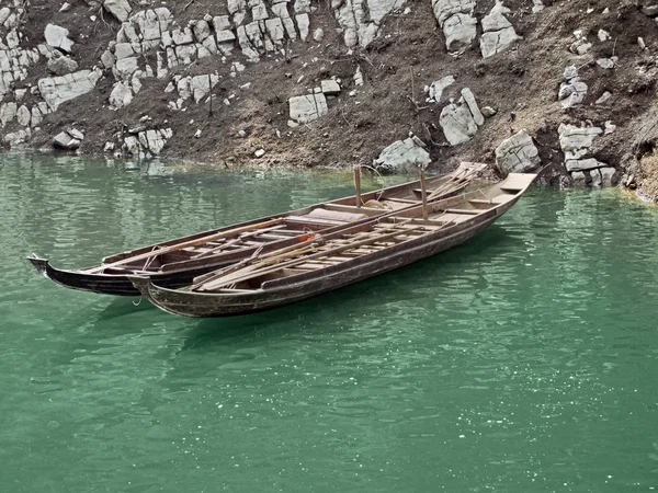 Barcos a remos no rio Shennong Xi — Fotografia de Stock