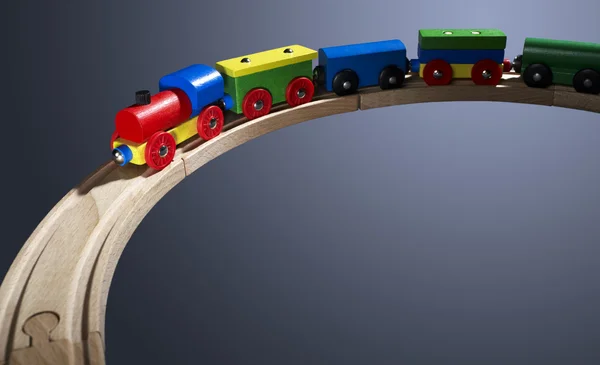 ट्रैक पर रंगीन लकड़ी खिलौना ट्रेन — स्टॉक फ़ोटो, इमेज