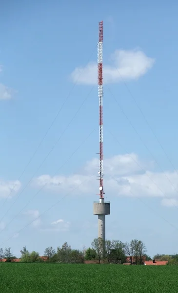 Torre de radio en el entorno rural — Foto de Stock