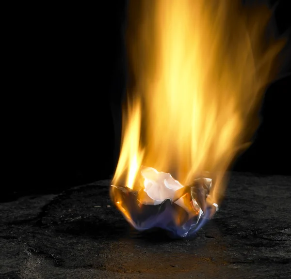 종이를 태우는 일 — 스톡 사진