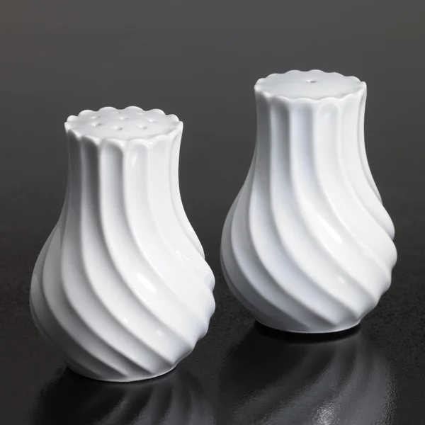 Beyaz porselen tuz ve biber Çalkalayıcı — Stok fotoğraf