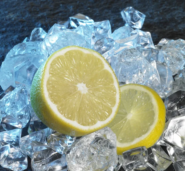 Limões e cubos de gelo — Fotografia de Stock