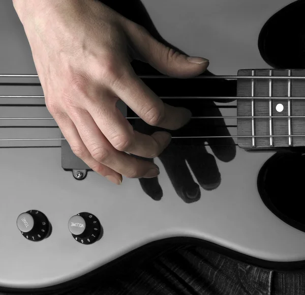 Hand on bass guitar — Stock Photo, Image