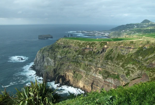 Скалистые береговые пейзажи на Азорских островах — стоковое фото