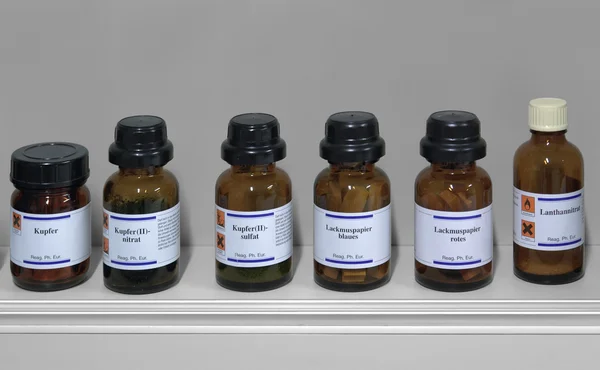 Prodotti chimici in bottiglie di vetro — Foto Stock