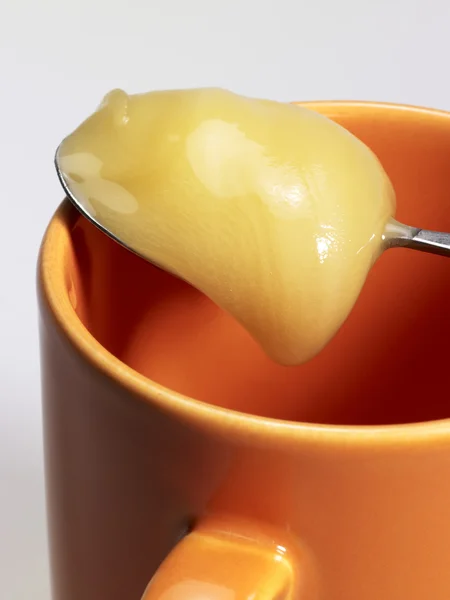 Tazza e cucchiaio di miele — Foto Stock