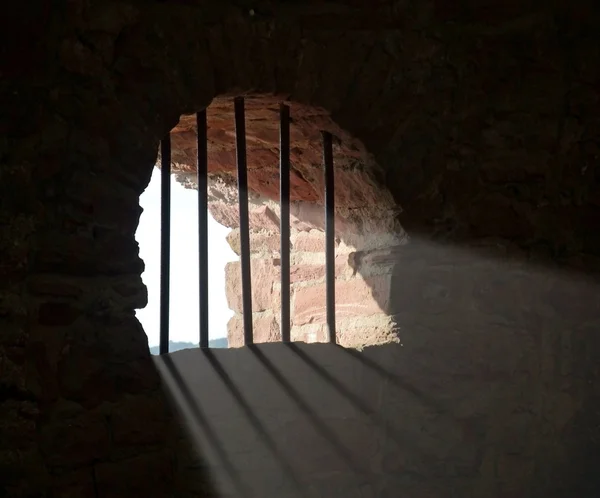 Окно с решеткой в замке Вертхайм — стоковое фото