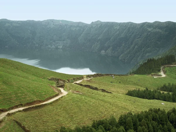 Paisagem à beira do lago nos Açores — Fotografia de Stock