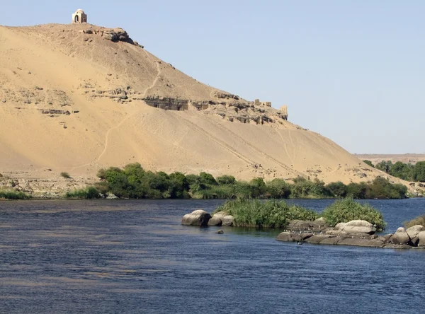 Нил и мавзолей возле Асуана — стоковое фото