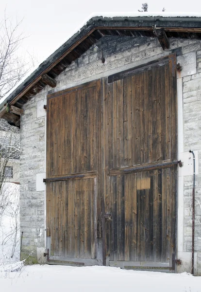 오래 된 철도 저장소의 문 — 스톡 사진