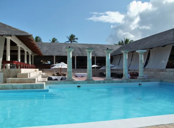 Resort de vacaciones con piscina — Foto de Stock