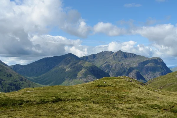 Terras altas escocesas em ambiente ensolarado — Fotografia de Stock