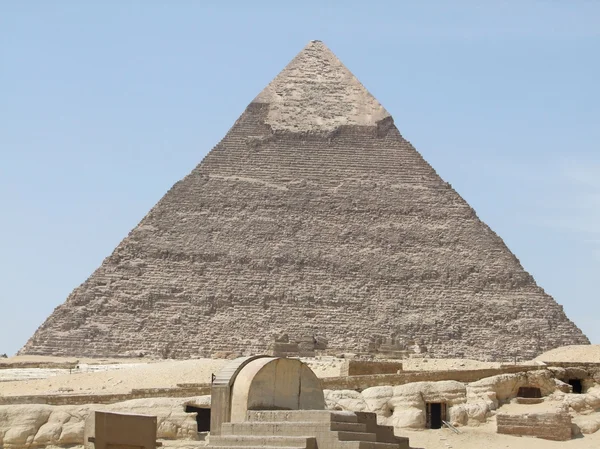 Pyramide der Khafre in sonnigem Ambiente — Stockfoto