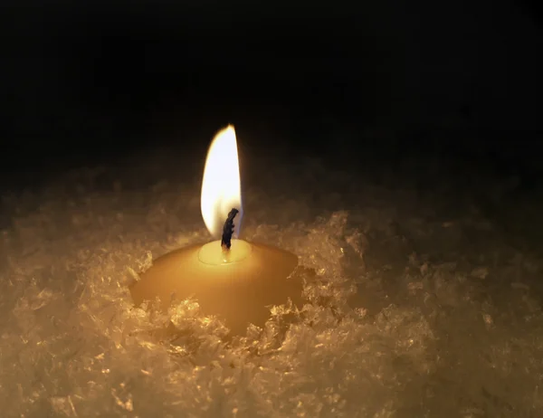 Kerze und Schnee — Stockfoto