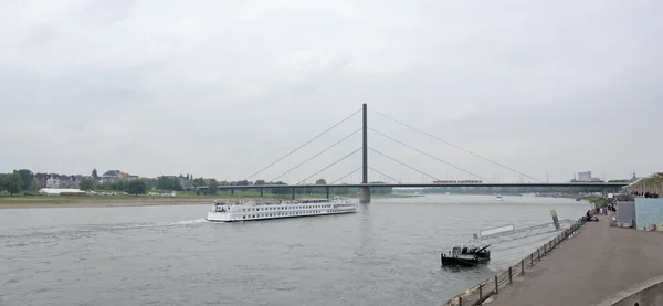 River Rhine scenery in Düsseldorf — Stockfoto