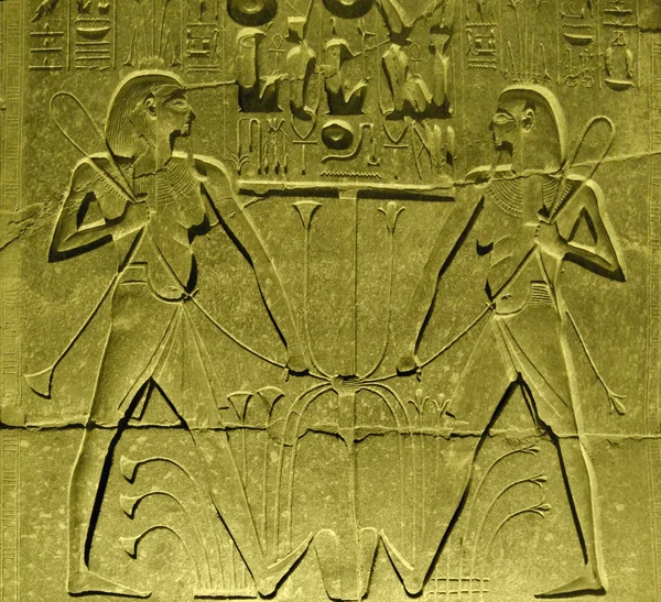 Древний рельеф в храме Луксора — стоковое фото