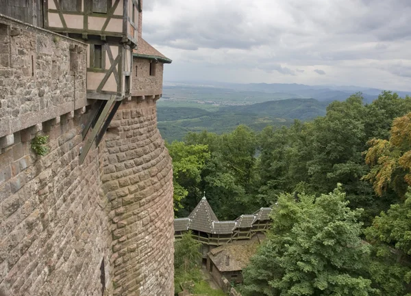Θολό τοπίο γύρω από το κάστρο του haut-koenigsbourg — Φωτογραφία Αρχείου