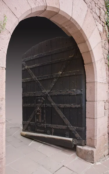 Open entrance at Haut-Koenigsbourg Castle — Stock Photo, Image
