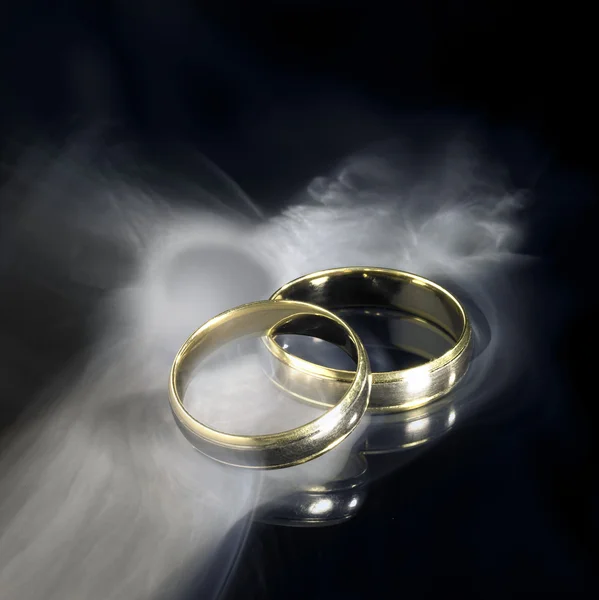 Anéis de casamento dourados e fumaça — Fotografia de Stock
