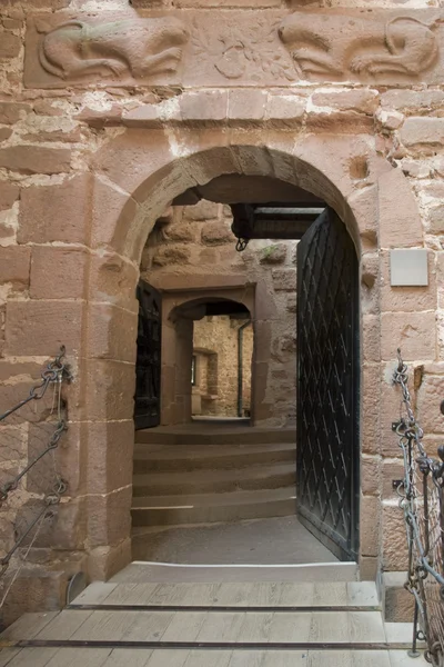 Открытый вход в замок Кенигсбург — стоковое фото